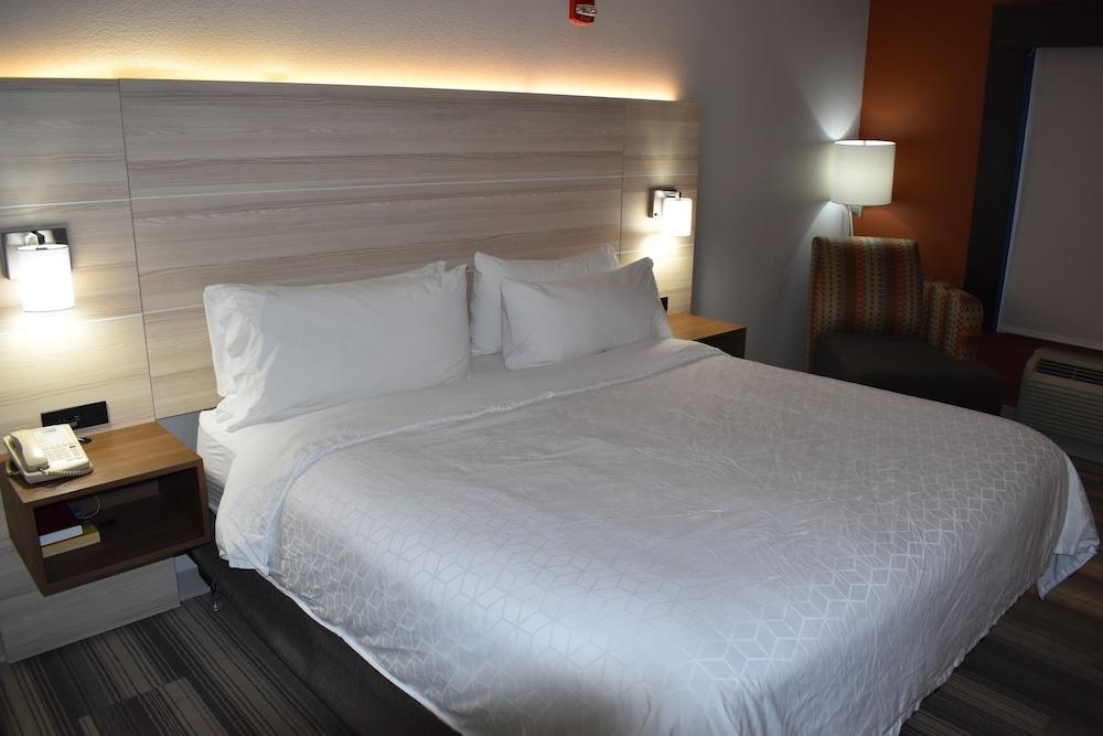 Holiday Inn Express Hotel & Suites Mcpherson By Ihg Eksteriør bilde