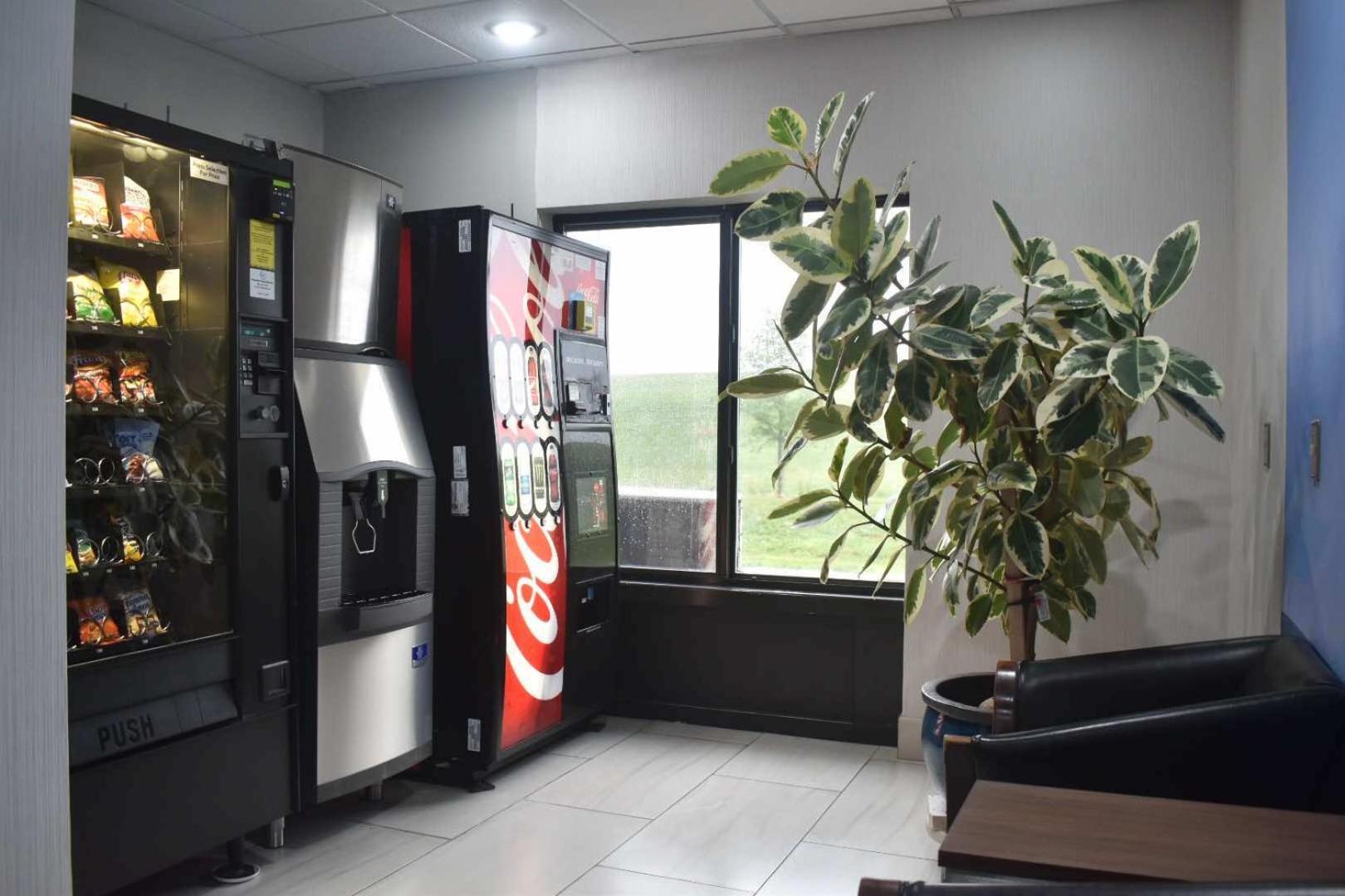 Holiday Inn Express Hotel & Suites Mcpherson By Ihg Eksteriør bilde