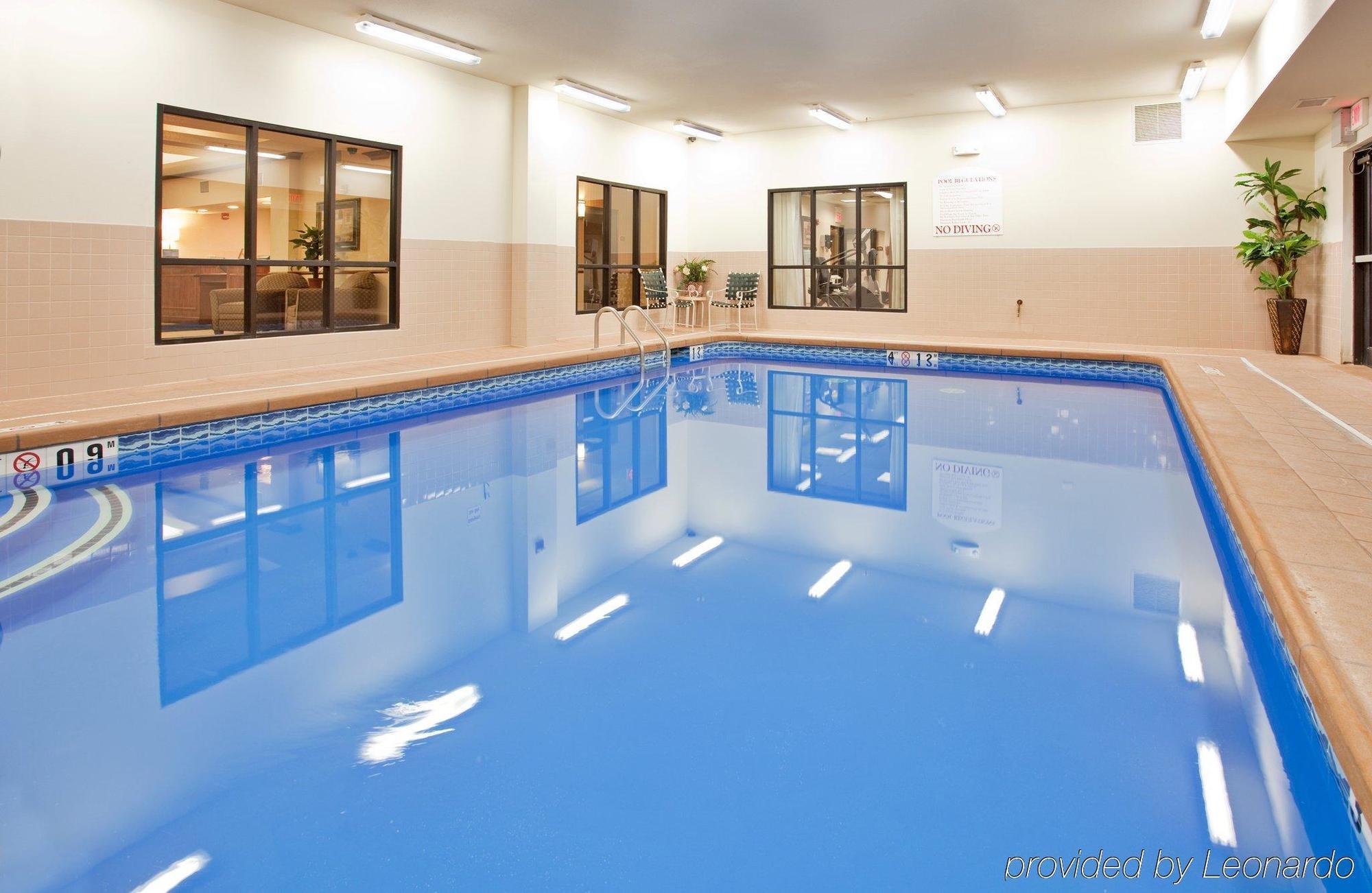 Holiday Inn Express Hotel & Suites Mcpherson By Ihg Eksteriør bilde