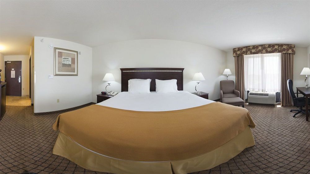 Holiday Inn Express Hotel & Suites Mcpherson By Ihg Eksteriør bilde