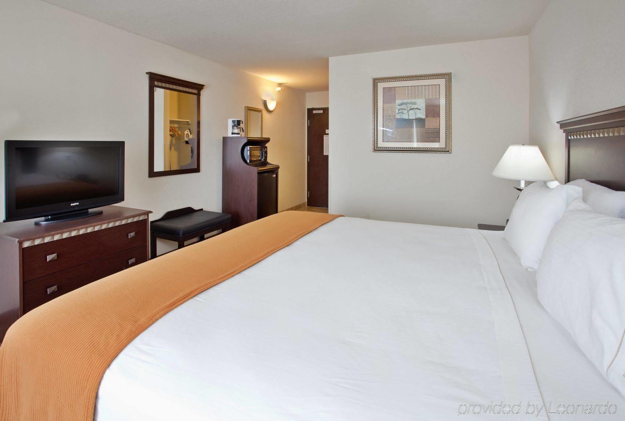 Holiday Inn Express Hotel & Suites Mcpherson By Ihg Eksteriør bilde