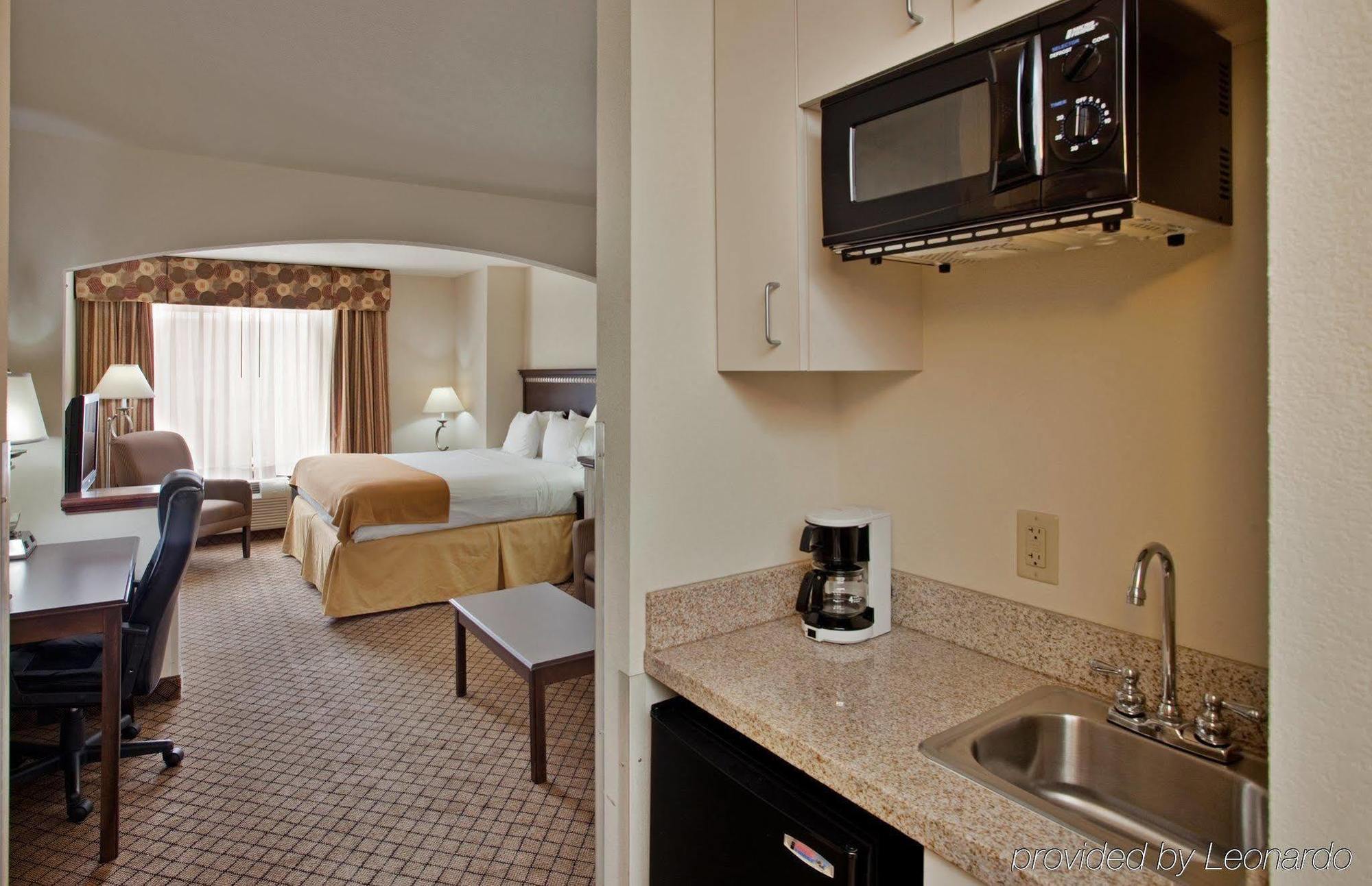 Holiday Inn Express Hotel & Suites Mcpherson By Ihg Rom bilde