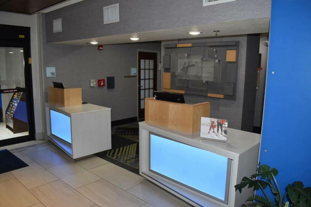Holiday Inn Express Hotel & Suites Mcpherson By Ihg Eksteriør bilde